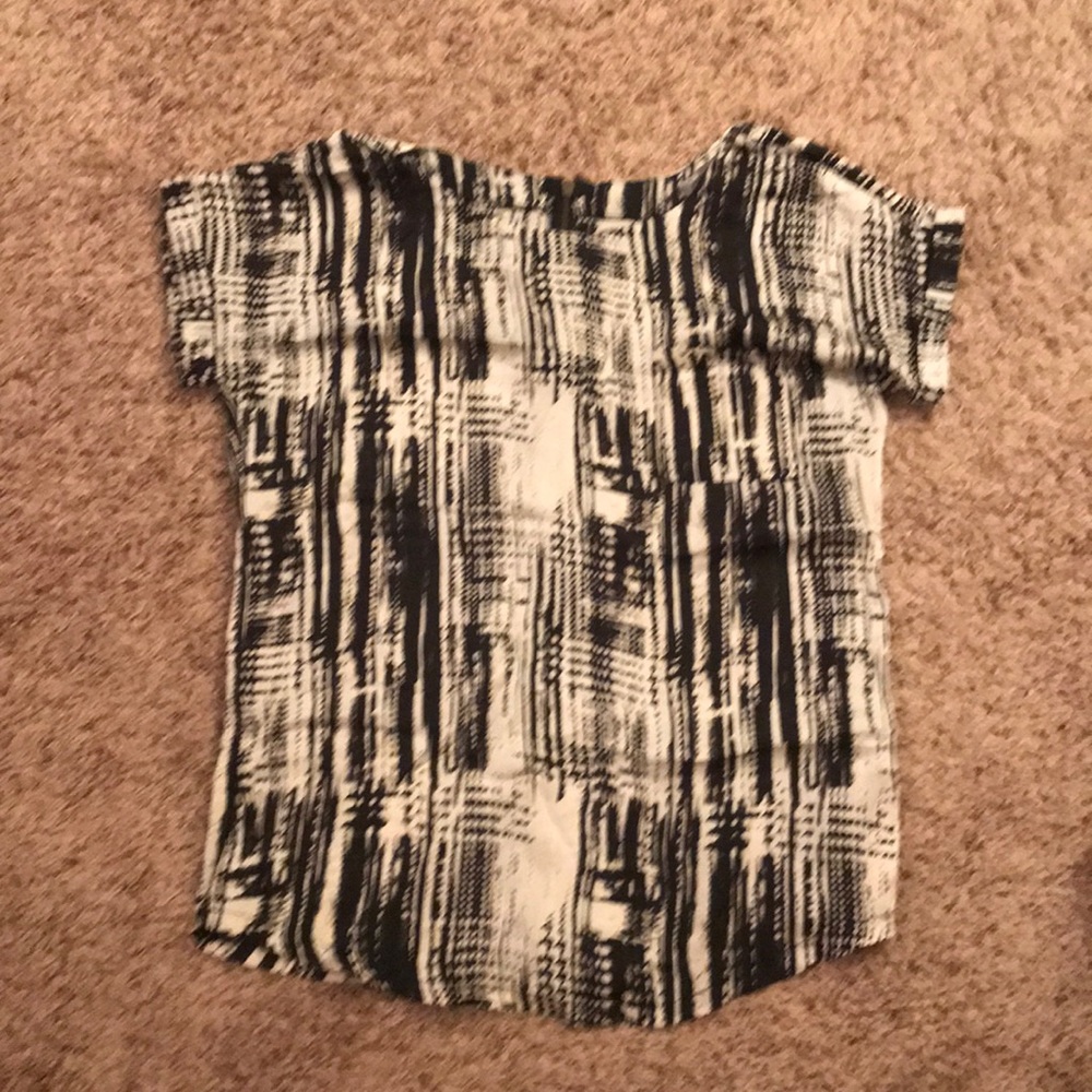 Short sleeve top with back zipper